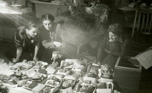 Skuespillerinder fra Moscow Art Theatre forbereder gaver til Den Røde Hær, USSR, 1943 af Unbekannt