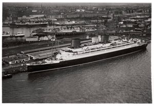 Luftfoto af Bremen havn, Tyskland, og linjeskibet Europa, fra en Zeppelin, c1931 1933 af Unbekannt