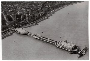 Luftfoto af Eastbourne, Sussex, fra en Zeppelin, 1931 1933 af Unbekannt