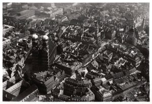 Luftfoto af Frauenkirche, München, Tyskland, fra en Zeppelin, c1931 1933 af Unbekannt