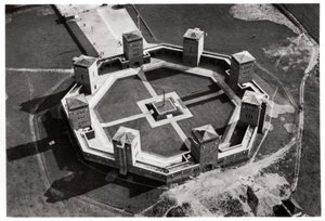 Luftfoto af Tannenberg Memorial, nær Olsztynek, Polen, fra en Zeppelin, c1931 1933 af Unbekannt