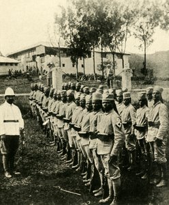 Afrikanske soldater kæmper for Tyskland, Første Verdenskrig, 1914, c1920. af Unbekannt