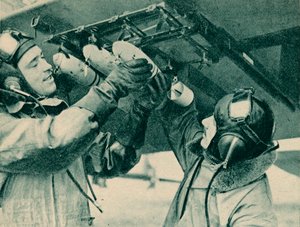 Luftobservatør modtager bombetræning, 1940 af Unbekannt