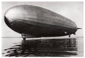 Luftskib LZ127 Graf Zeppelin lander på Bodensøen, Tyskland, 1933 af Unbekannt