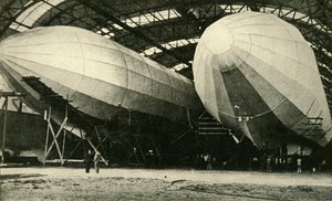 Luftskibe i hangar, Første Verdenskrig, 1914, c1920. af Unbekannt