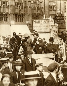 Alcock og Brown...efter den første non-stop transatlantiske flyvning, London, juni 1919, 1935. af Unbekannt