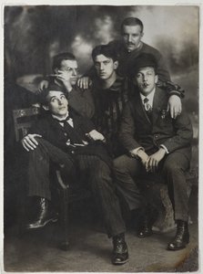 Alexey Kruchenykh, David Burlyuk, Vladimir Mayakovsky, Nikolai Burlyuk og Benedict Livshits, 1913. af Unbekannt