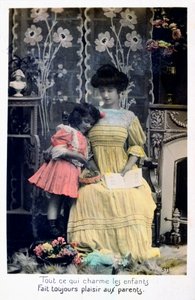 Alt det charmerer børnene.., Fransk postkort, c1900 af Unbekannt
