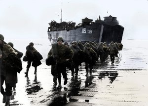 Amerikanske tropper går fra borde i Normandiets sand, 1944 af Unbekannt