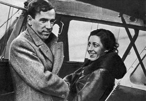 Amy Johnson, britisk flyver, ved at tage af sted til Cape Town, 1932. af Unbekannt