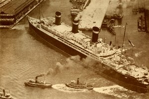Et luftfoto af Leviathan, der bliver bugseret af små slæbebåde ind i hendes dok i New York, c1930 af Unbekannt