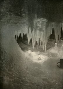 En ishule om vinteren. Fotograferet af Light of Hurricane Lamps, c1908, 1909. af Unbekannt