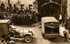 En ambulance kører ind i Charing Cross Hospital med tilskadekomne..., London, 1914, 1933. af Unbekannt