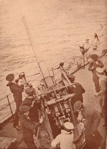 En luftværnspistol i aktion på et britisk slagskib, c1917 1919 af Unbekannt