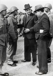 Antonio de Oliveira Salazar (1888-1970), diktator i Portugal fra 1932 til 1968, inspicerer tropperne under et besøg på Azorerne, 5. april 1941 (s/h foto) af Unbekannt