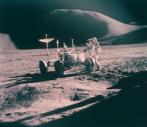 Apollo 15-astronaut James Irwin med Lunar Rover, august 1971 af Unbekannt