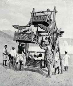 Arabiske børn nyder et stort hjul, 1922 af Unbekannt