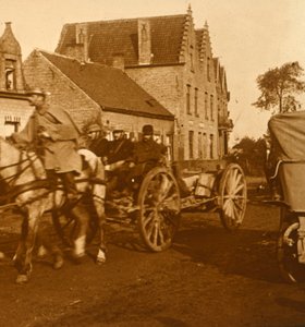 Artilleri bevæger sig op ad linjen, c1914-c1918 af Unbekannt