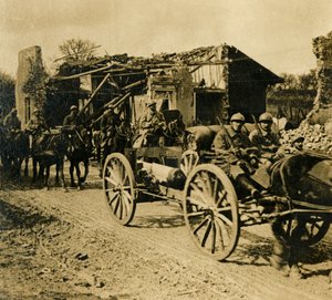 Artilleri passerer gennem Beauzée, det nordlige Frankrig, c1914-c1918 af Unbekannt