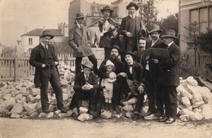 Kunstnere foran La Ruche, Montparnasse, 1914. af Unbekannt