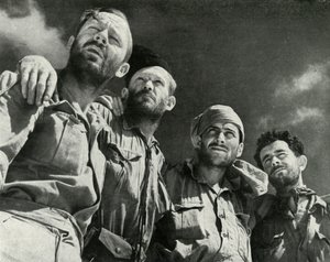 Da tyskerne stødte mod Alamein, gik disse fire mænd ind i de britiske linjer, c1942-1943, 1945 af Unbekannt