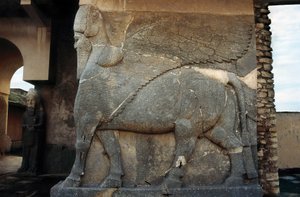 Assyrisk kunst: bevinget tyr, vogter af indgangen til paladset, skulptur. af Unbekannt