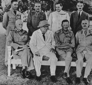 Ved fronten i Egypten: Mr. Churchill i Kairo med medlemmer af Mellemøstens krigsråd, 1942 af Unbekannt