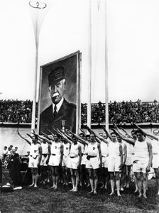 Atleter, der giver fascistisk hilsen, Parc des Princes, Paris, 1941 af Unbekannt