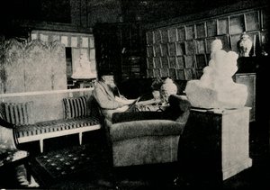 Auguste Rodin blandt hans bøger på 77 Rue De Varenne, c1900 af Unbekannt