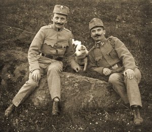 Østrigske soldater med en hund af Unbekannt
