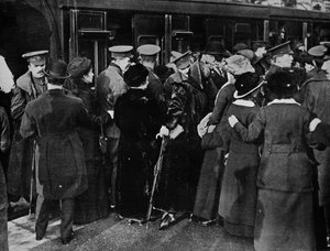 Tilbage til skyttegravene fra Victoria Station, London, 1915. af Unbekannt