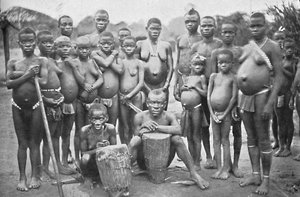 Bambute Pygmy-gruppe med to walesiske kvinder, 1902 af Unbekannt