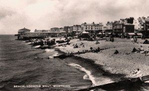 Strand, ser mod vest, Worthing, Sussex, 1935 af Unbekannt