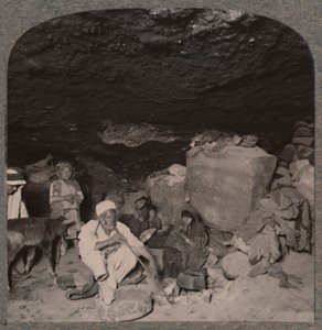 Beduin-huleboere i deres huler, ca. 1900 af Unbekannt