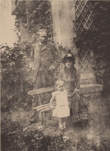 Berthe Morisot, hendes mand Eugène Manet og deres datter, Julie, ca 1881 af Unbekannt