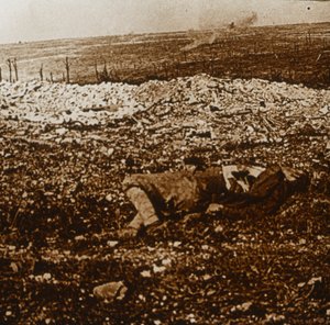 Lig med spærreild i det fjerne, c1914-c1918 af Unbekannt