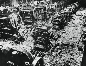 Bombeskader på en Renault-fabrik, Sevres, Paris, 4. april 1943 af Unbekannt