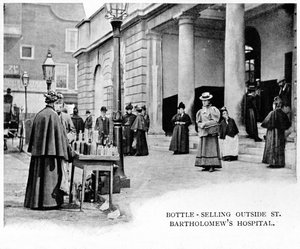 Flaske sælges uden for St Bartholomews Hospital, London, c1903 1903 af Unbekannt