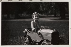 Dreng kører i en legetøjs-pedalbil, ca 1930 af Unbekannt