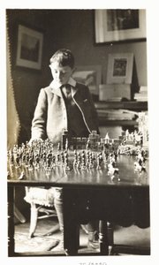 Dreng leger med legetøjssoldater, c 1912 af Unbekannt