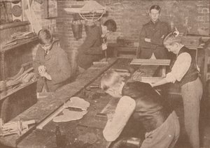 Boys of Harrow School laver skinner, krykker og andre artikler til sårede, c1916 1928 af Unbekannt