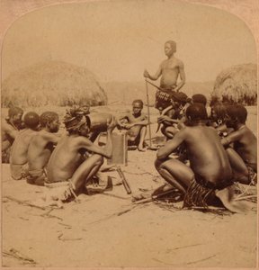 Braves fra en Zulu Village holder et råd nær Umlaloose River, Zululand, S.A., 1901 af Unbekannt