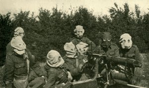 ...britisk maskingeværsektion iført antigasmasker, Første Verdenskrig, 1914-1918, c1920. af Unbekannt