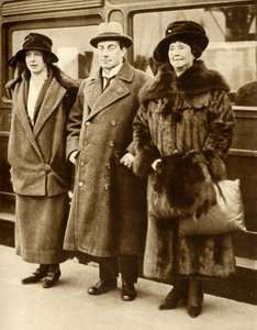 Den britiske premierminister Stanley Baldwin med sin kone og datter, London, 27. januar 1923, 1935. af Unbekannt