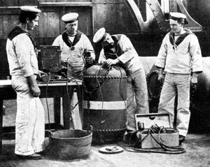 Britiske sømænd forbinder en mine, Første Verdenskrig, 1914 af Unbekannt