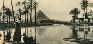 Kairo - Oversvømmelsestid nær pyramiderne, c1918-c1939. af Unbekannt