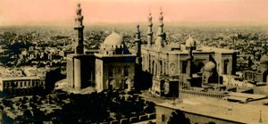 Kairo: Generel udsigt og Sultan Hassan-moskeen, c1918-c1939. af Unbekannt