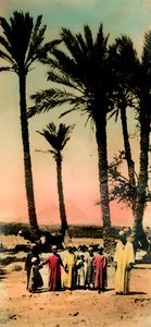 Kairo: Indfødte børn nær pyramiderne, c1918-c1939. af Unbekannt