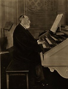 Camille Saint-Saëns 1835-1921 ved orglet, 1913. af Unbekannt