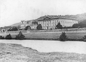 Chatsworth House fra den anden side af floden Derwent, Derbyshire, slutningen af det 19. eller begyndelsen af det 20. århundrede af Unbekannt